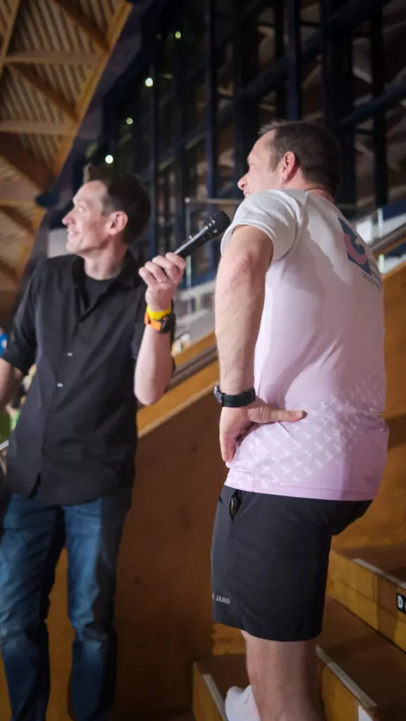 An ALGSO member singing karaoke at the Relais pour la Vie 2025